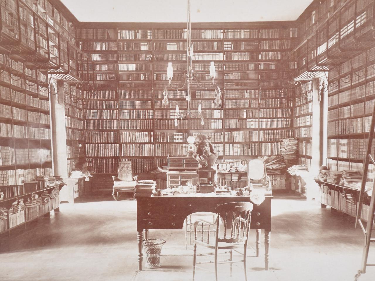 Fotografía antigua de la sala museal de la Biblioteca