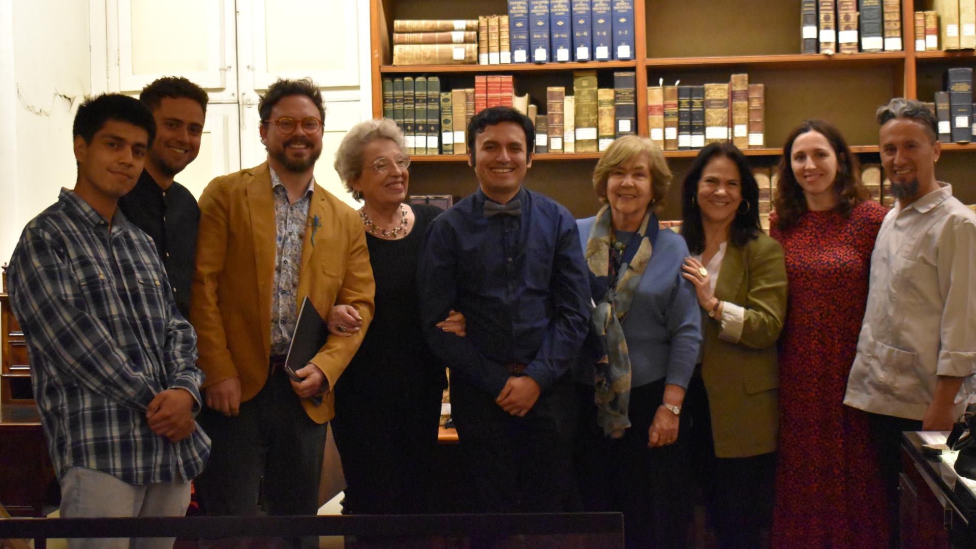 Representantes de la Sociedad de Folclor Chileno, panel de invitados y músicos