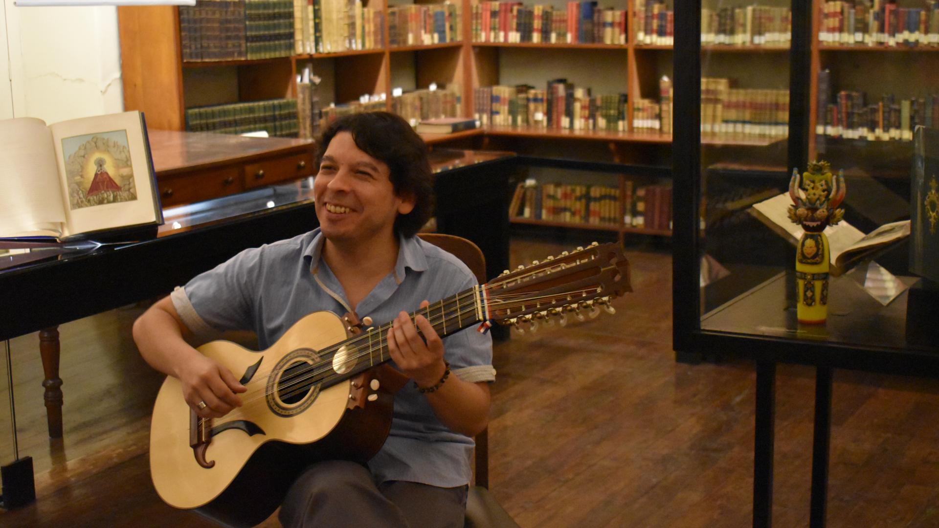 El cultor Gabriel Huentemil en la Biblioteca