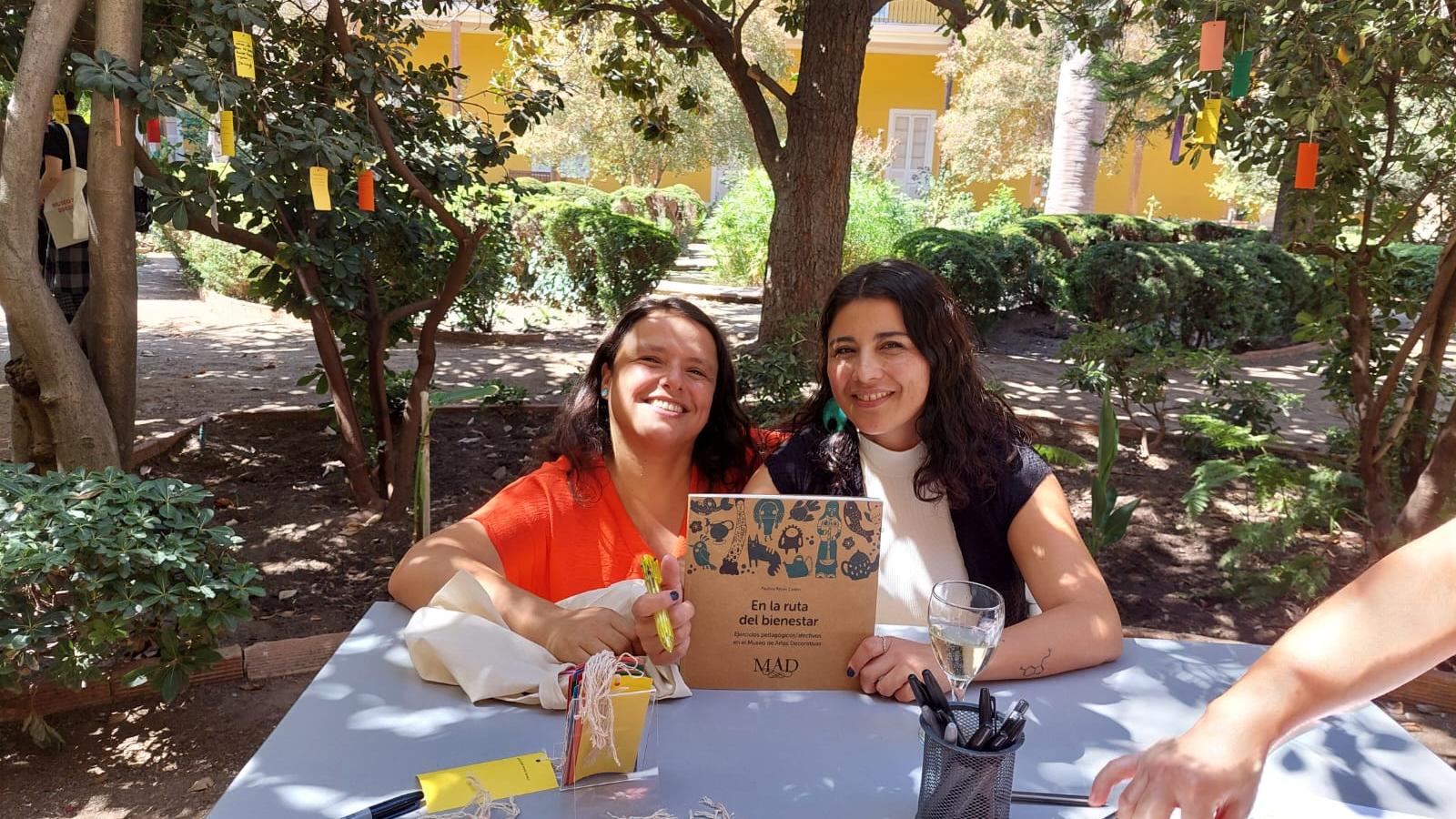 La autora y una de las expositoras durante la presentación