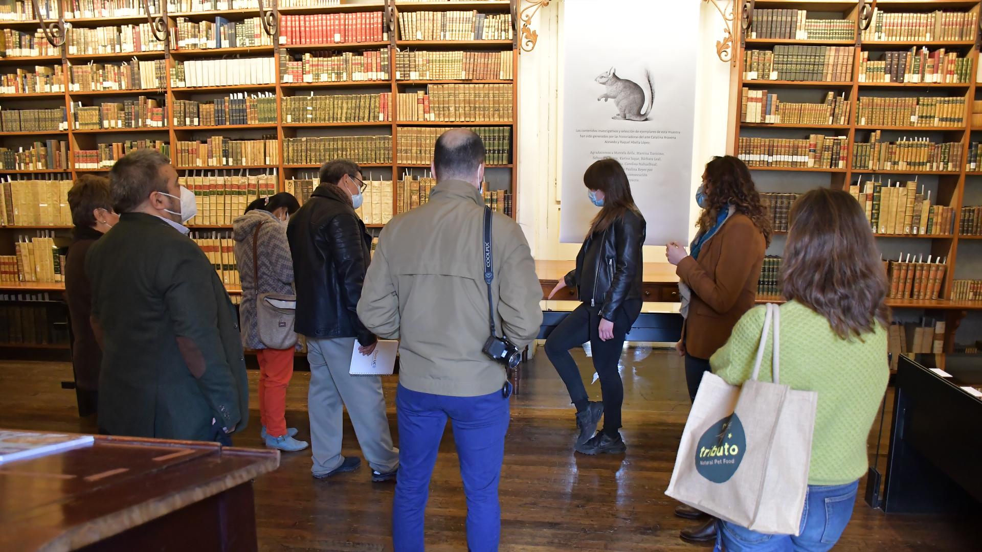 Asistentes a visita mediada a la exposición "Universo Animal Ilustrado en la BPRD"