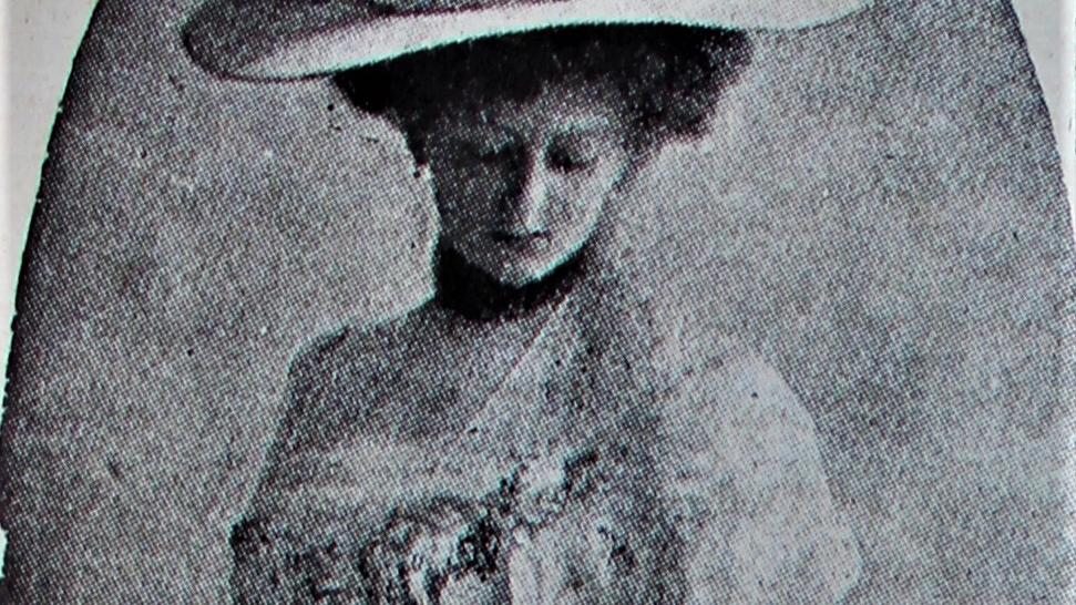 Fotografía de mujer impresa en una revista