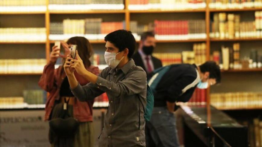 Visitantes al interior de la Biblioteca