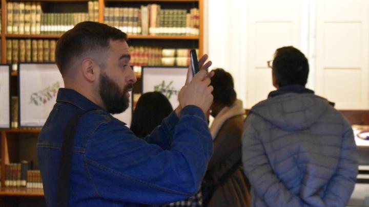 Visitantes en la muestra de ilustración botánica