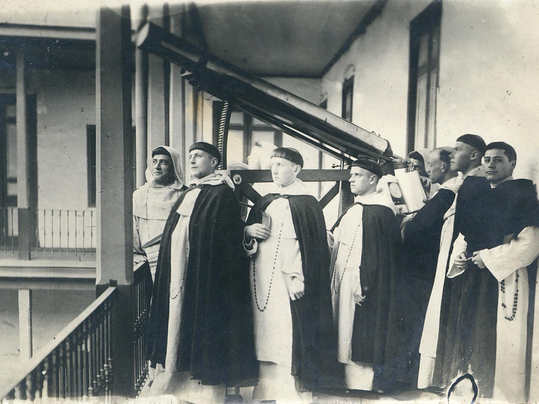 Fotografía de los frailes dominicos junto a un telescopio en la Recoleta Dominica