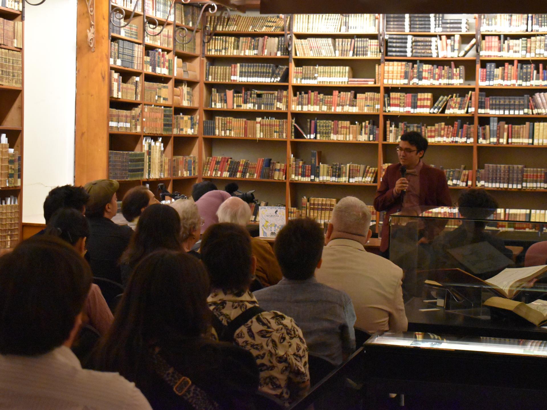 La Biblioteca durante la presentación de una revista