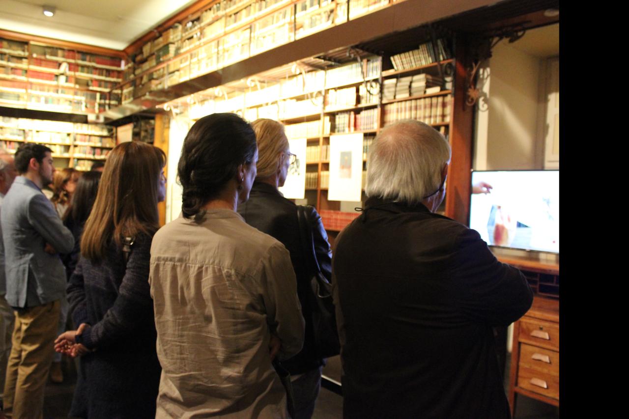 Visitantes revisando video museográfico