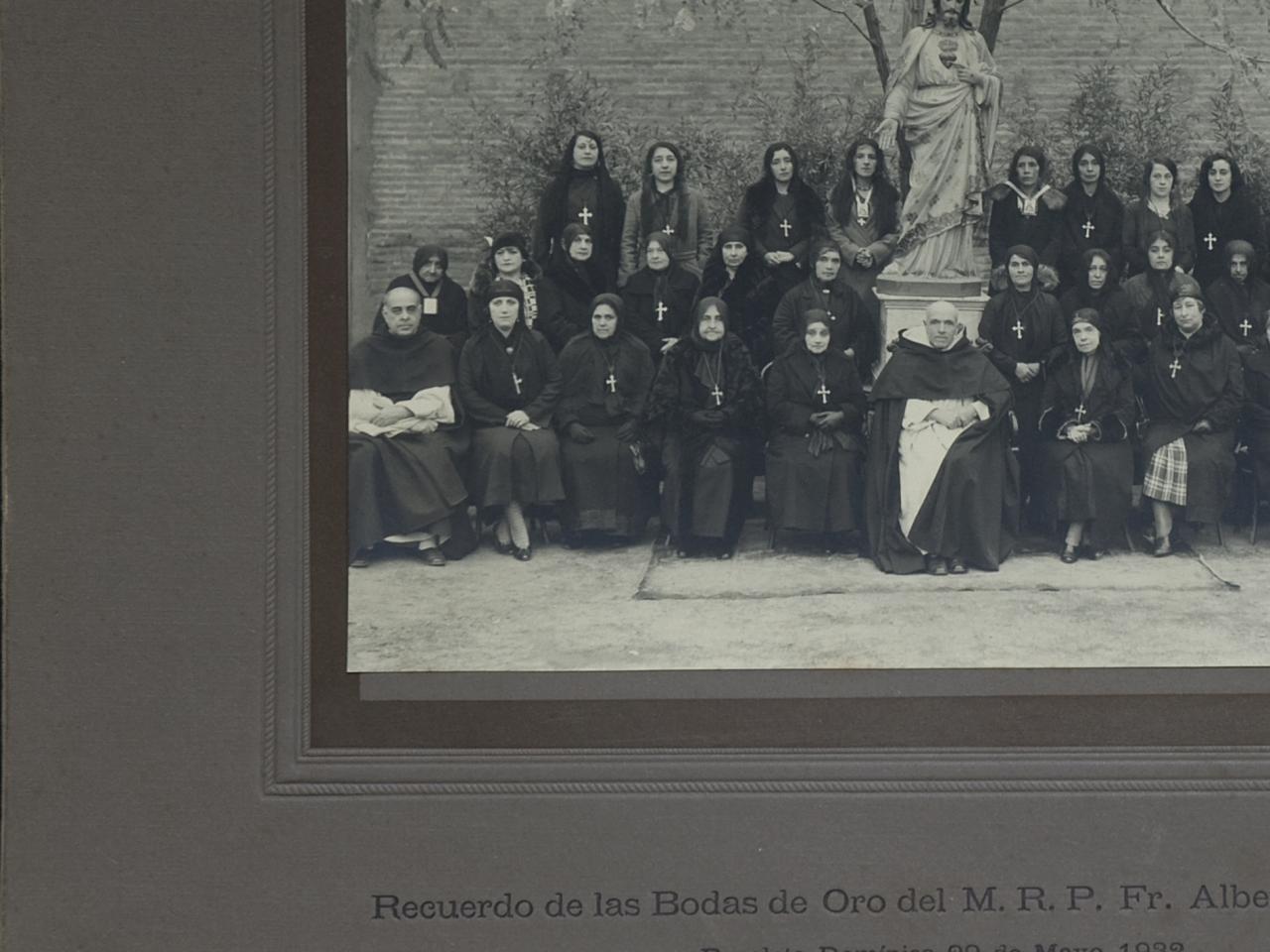 Grupo de dominicos en el patio que une la iglesia con el convento