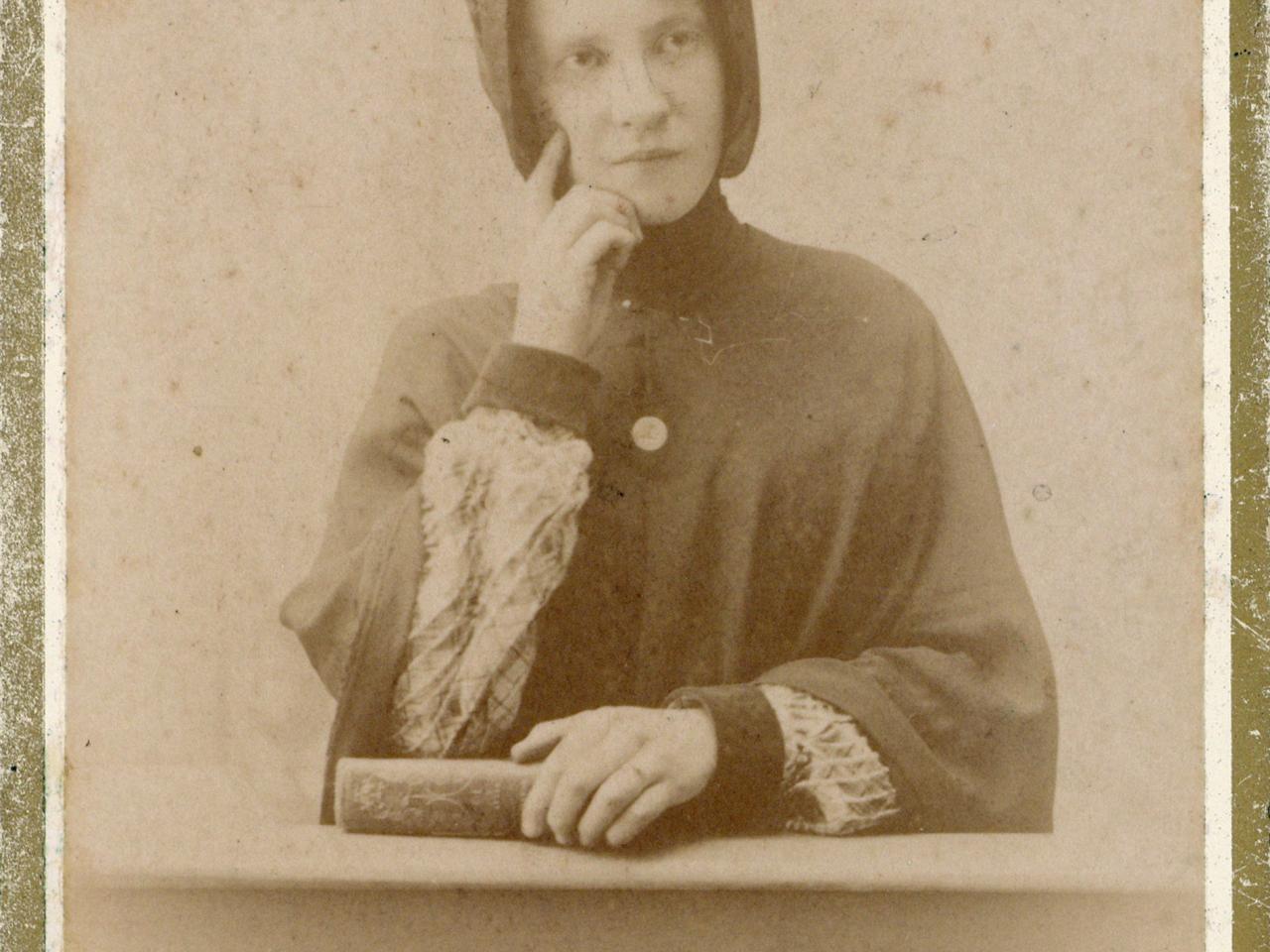 Mujer posando con un libro