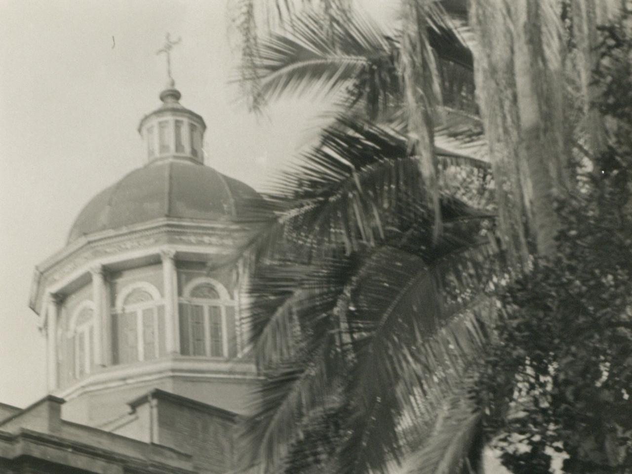 Vista de la cúpula de la Iglesia de la Recoleta Dominica desde el patio interior