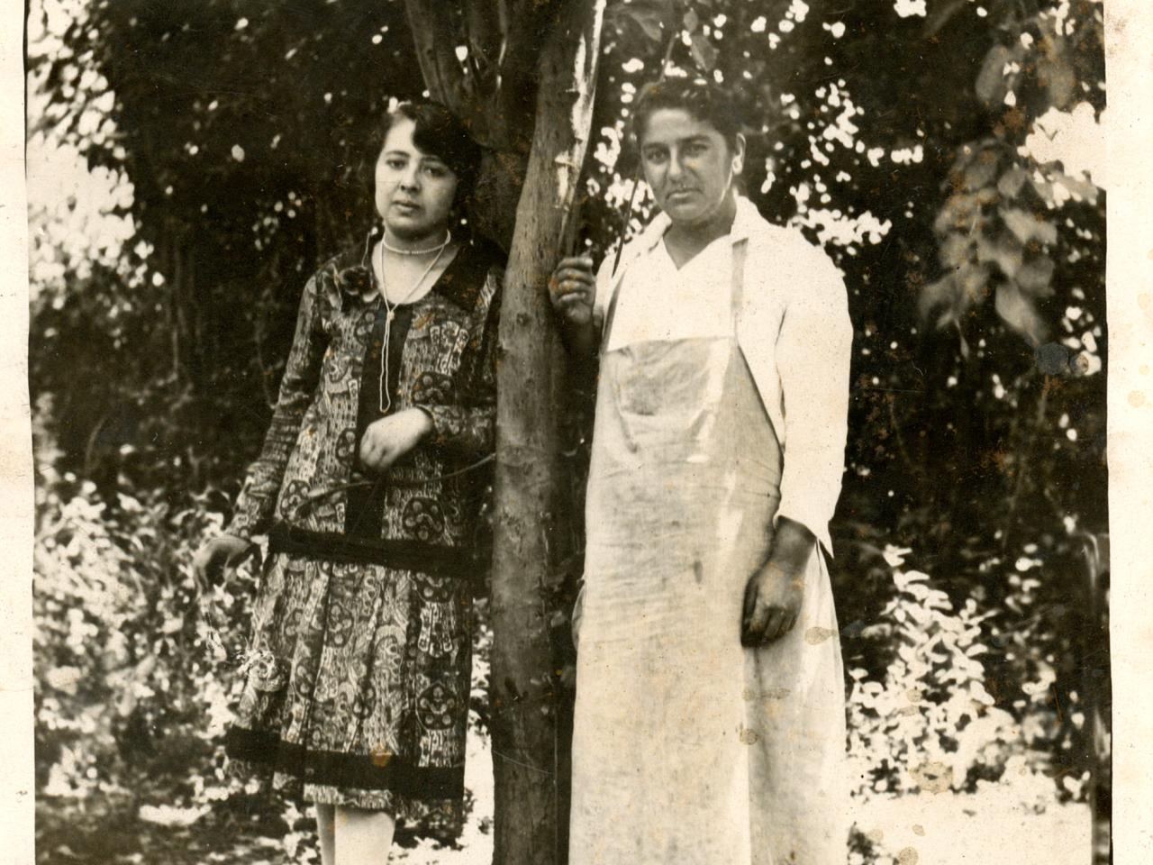 Dos mujeres en un exterior