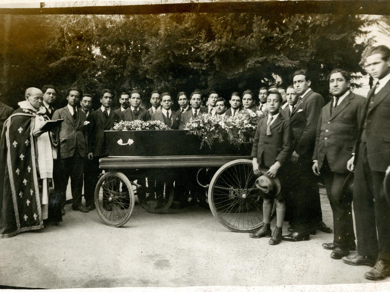Fotografía de un cortejo fúnebre