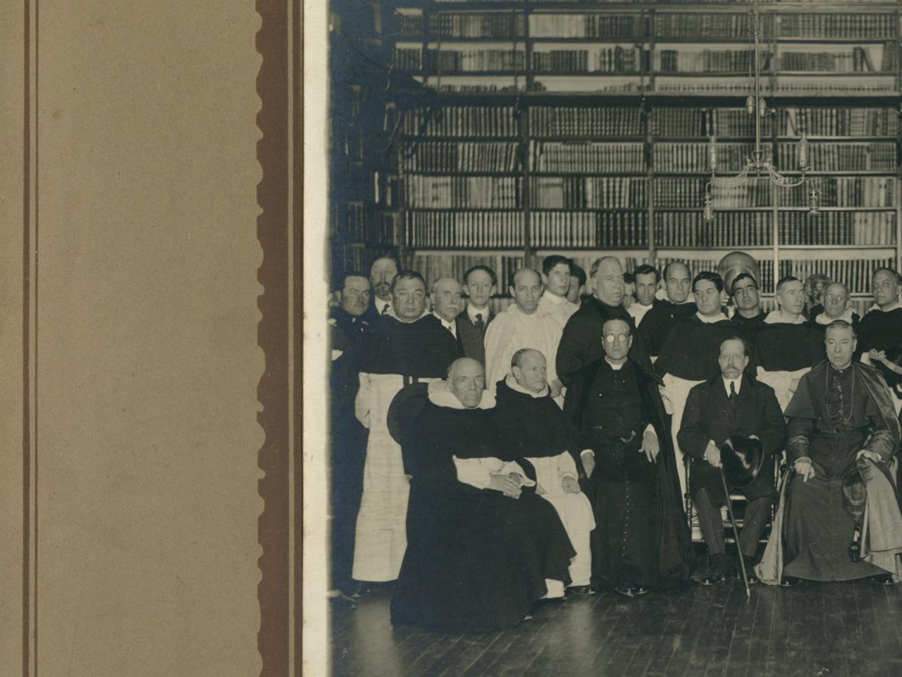 Conjunto de dominicos al interior de la Biblioteca