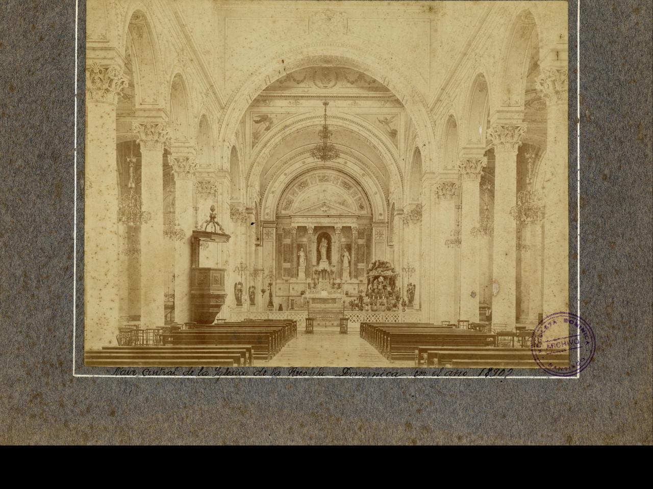 Nave central de la Iglesia de la Recoleta Dominica hacia el altar