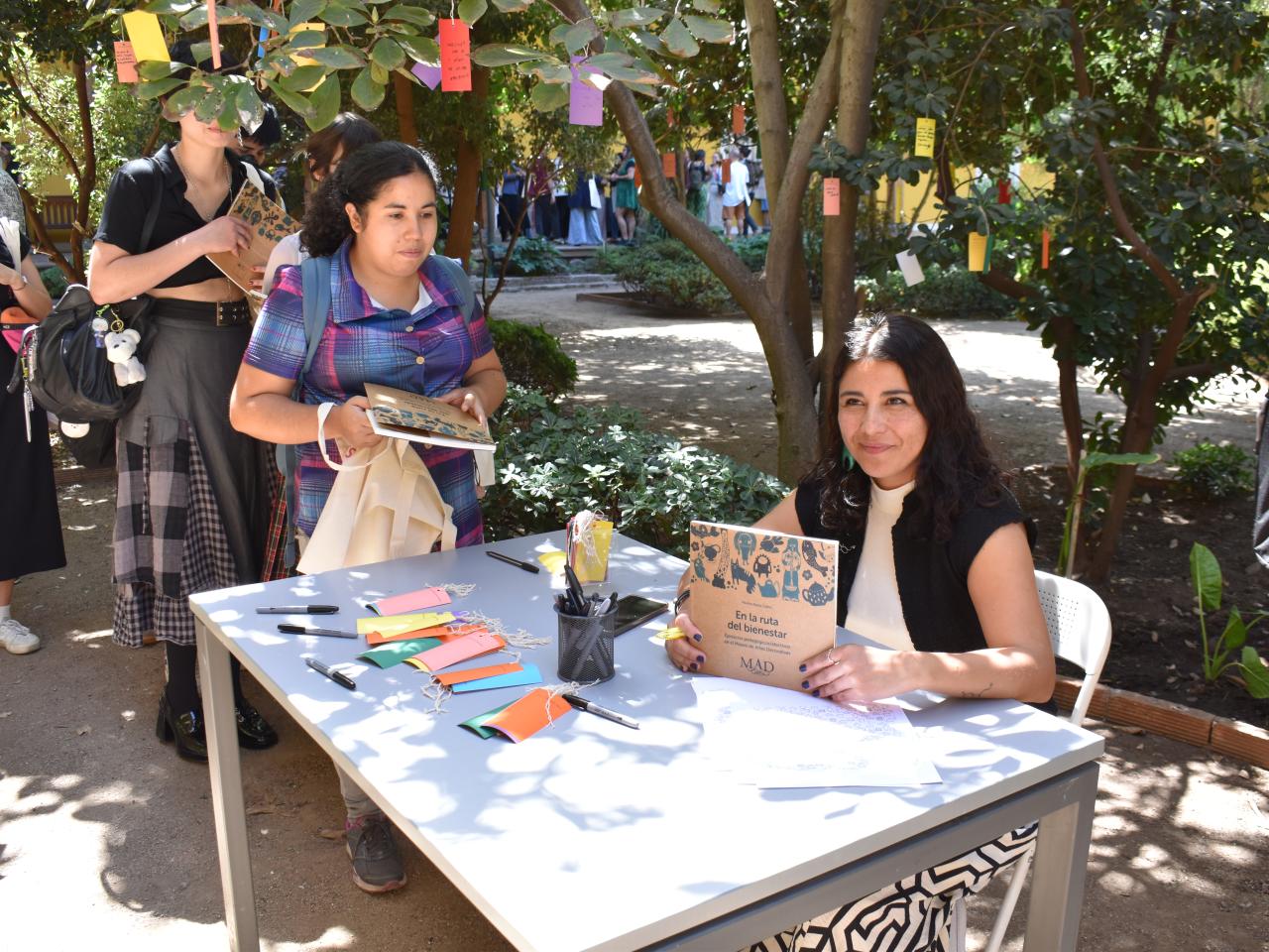 La autora del libro firmando libros