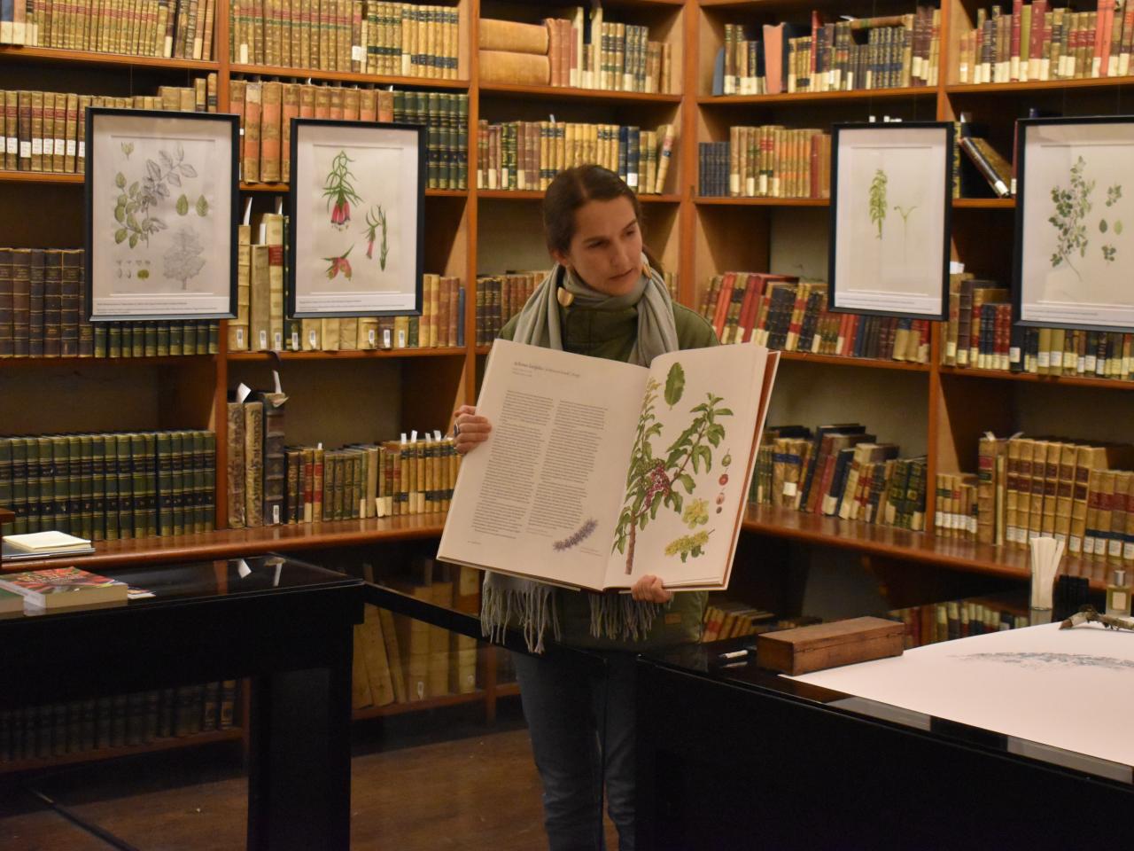 Josefina Hepp mostrando algunas especies nativas presentes en un libro