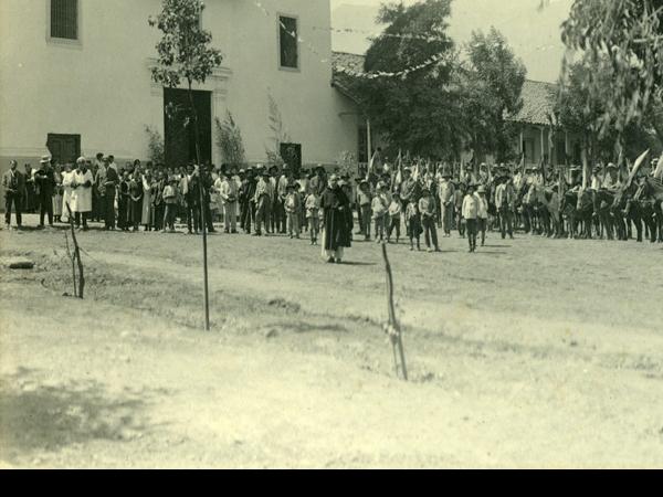 Esperando la llegada del Señor Arzobispo