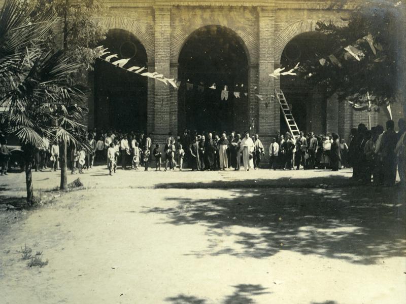 Saliendo de la Iglesia