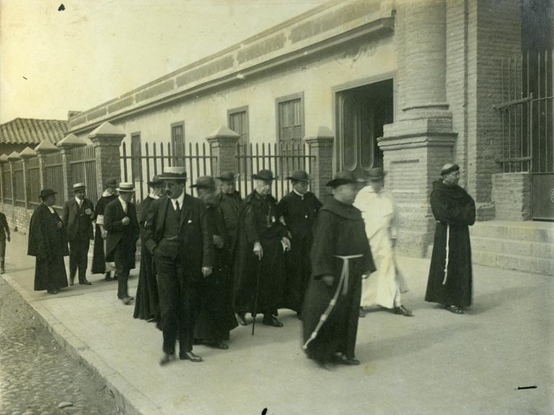 En la entrada del templo de los franciscanos (Rancagua)