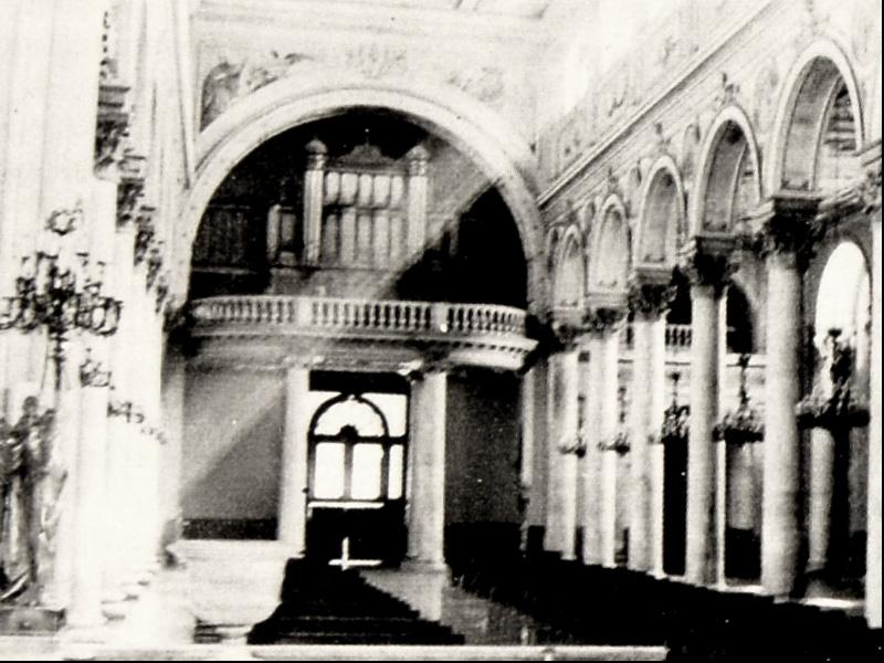 Órgano en el interior de la iglesia