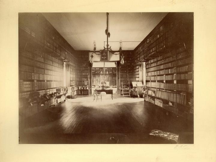 Imagen antigua de la Biblioteca en la Sala Domingo Aracena