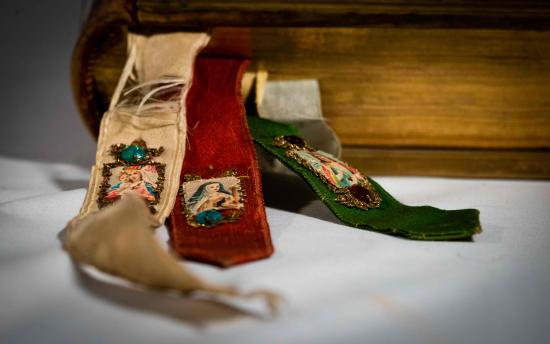 Detalle de cintas de registro en encuadernación de altar