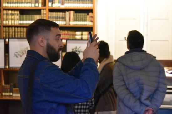 Visitantes en la muestra de ilustración botánica