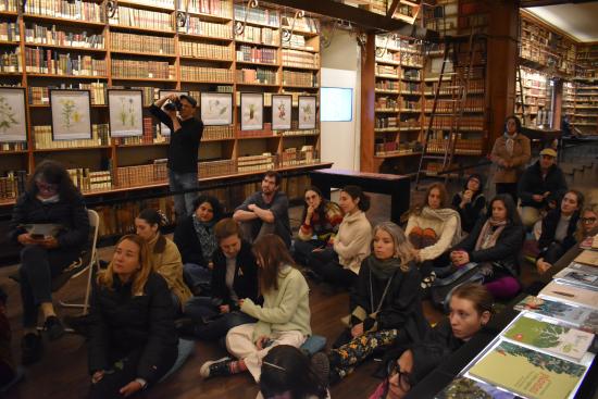 Participarnte al taller "aromas del bosque esclerófilo"