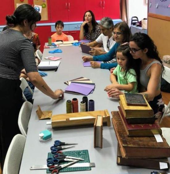 Taller de encuadernación con costura de cadeneta