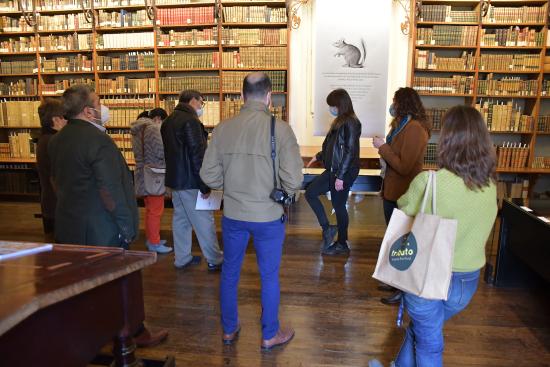 Asistentes a visita mediada a la exposición "Universo Animal Ilustrado en la BPRD"