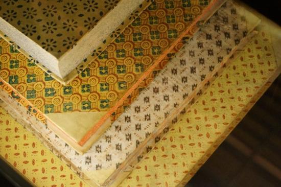 Detalle de papeles decorados en encuadernaciones de la Biblioteca