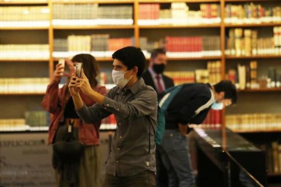 Visitantes al interior de la Biblioteca