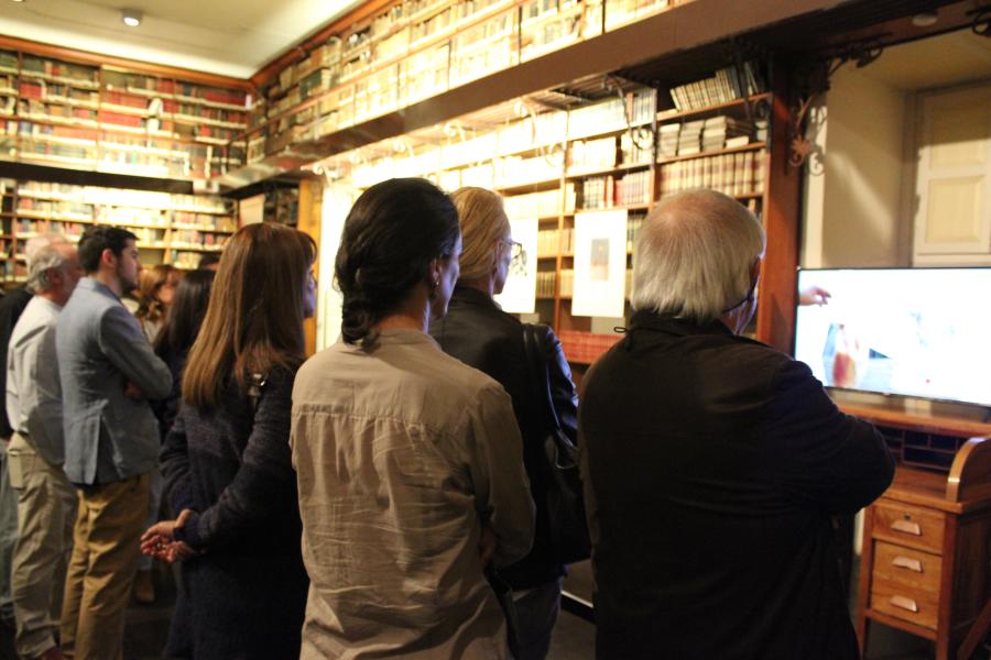 Visitantes revisando video museográfico