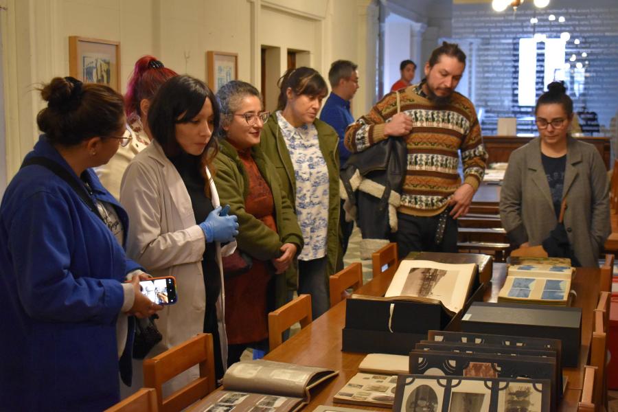 Asistentes al laboratorio de álbumes fotográficos Biblioteca Nacional