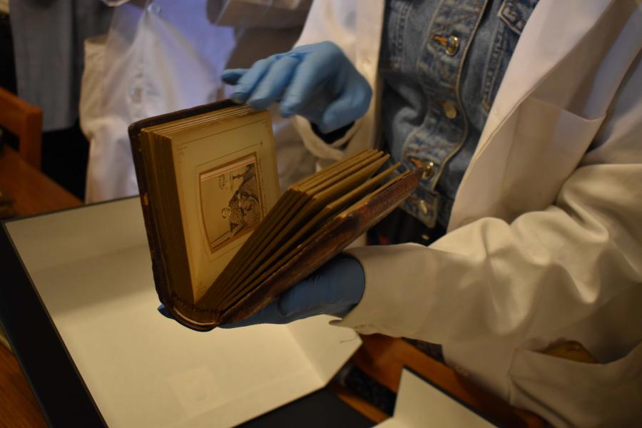 Personal de la Biblioteca Nacional manipulando ejemplares fotográficos