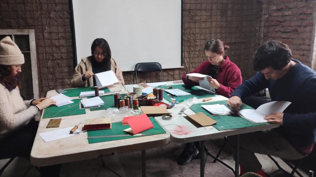 Participantes del taller de encuadernación con costura copta