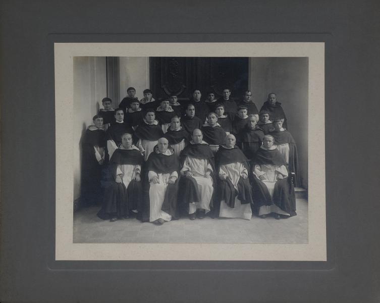 Frailes dominicos junto a la puerta de la iglesia de la Recoleta