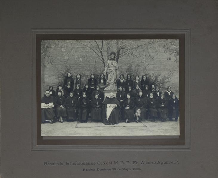 Grupo de dominicos en el patio que une la iglesia con el convento