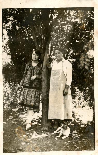 Dos mujeres en un exterior Dos mujeres en un exterior