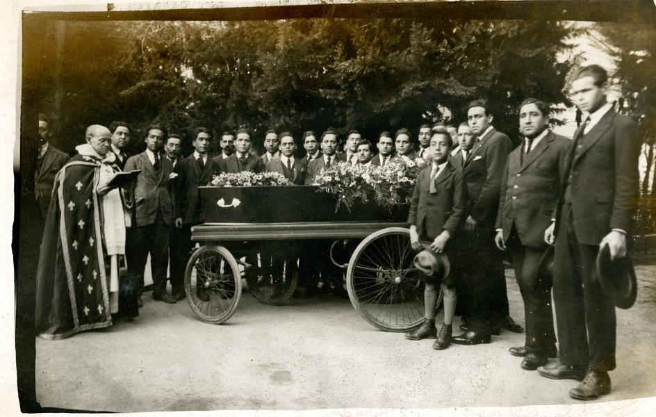 Fotografía de un cortejo fúnebre