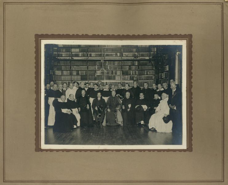 Conjunto de dominicos al interior de la Biblioteca