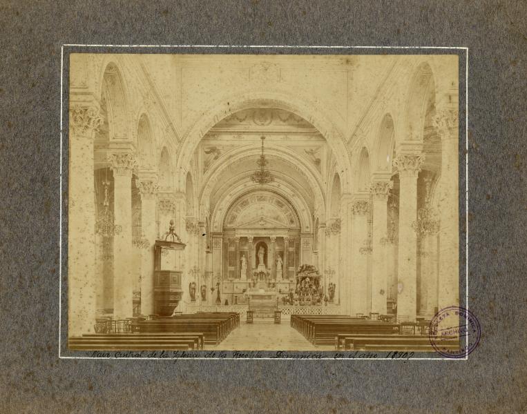 Nave central de la Iglesia de la Recoleta Dominica hacia el altar Nave central de la Iglesia de la Recoleta Dominica hacia el altar