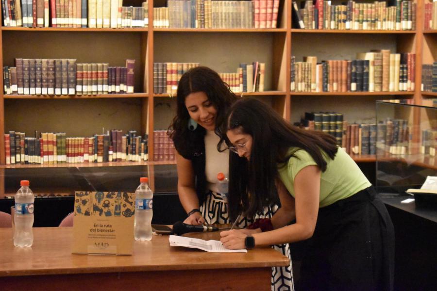 La autora del libor junto a la moderadora