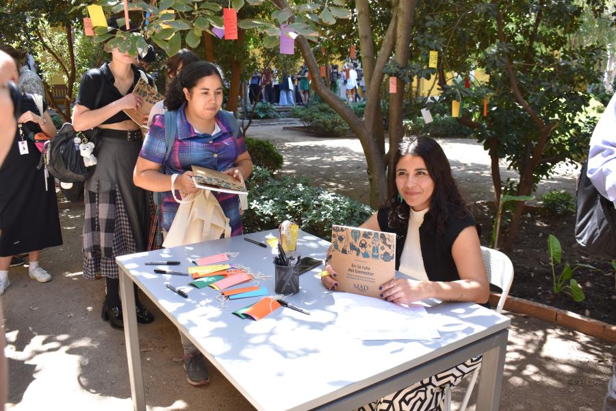 La autora del libro firmando libros