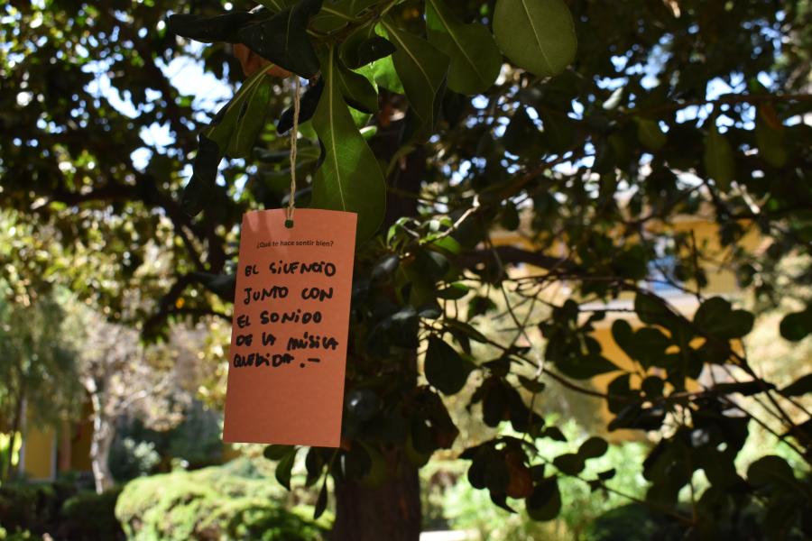 Un papel con impresiones del público