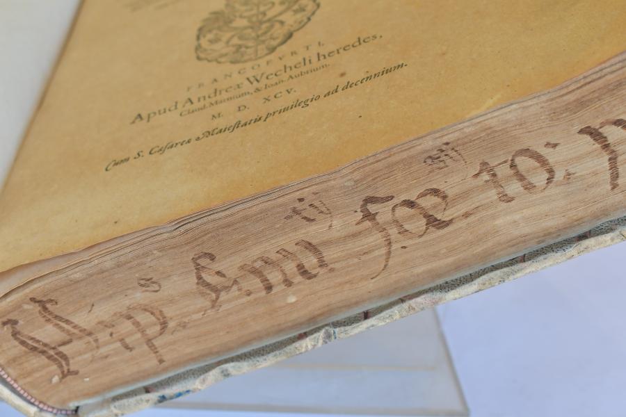 Marca de fuego en un libro de Hipócrates