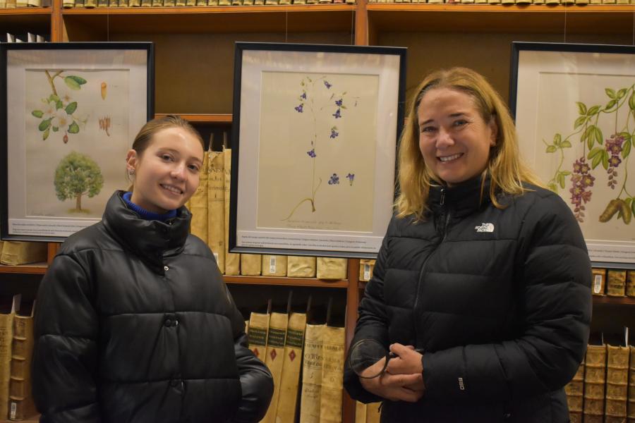 La ilustradora Olivia Calderón junto a su obra posando con su hija