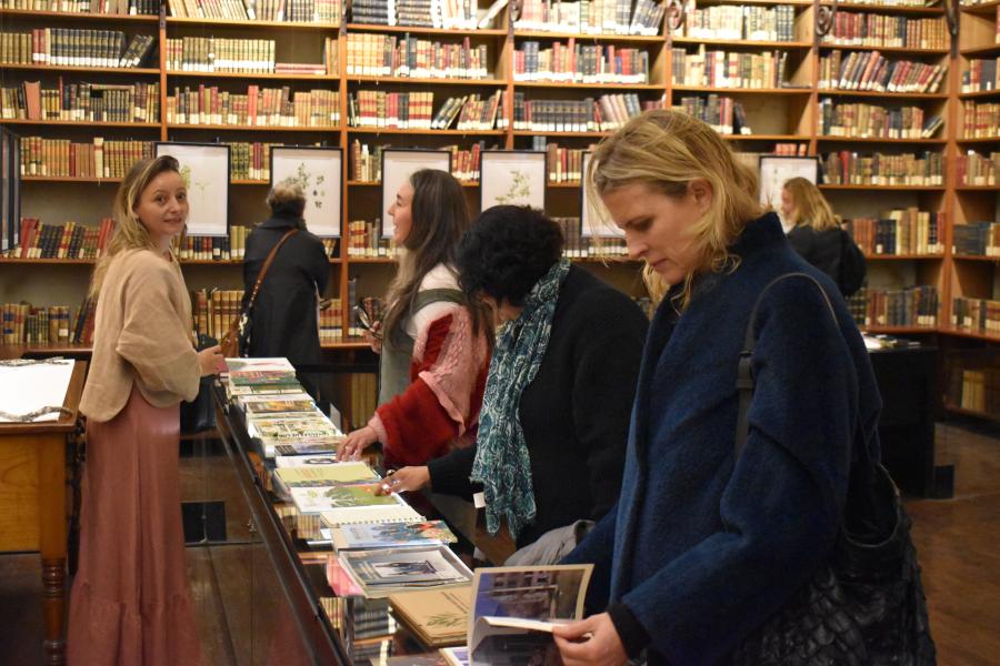 Visitantes revisando bibliografía complementaria sobre flora chilena
