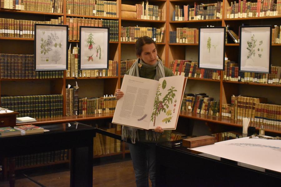 Josefina Hepp mostrando algunas especies nativas presentes en un libro