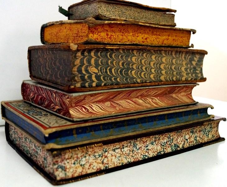 Cantos de encuadernaciones decorados